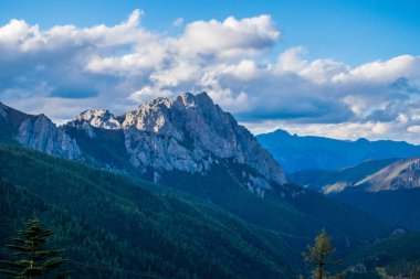 Doğu Tibet, Sichuan, Çin 'deki Kampo Nenang dağına gidiyor.