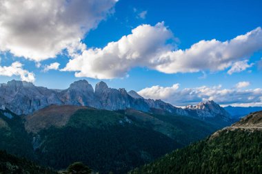 Doğu Tibet, Sichuan, Çin 'deki Kampo Nenang dağına gidiyor.