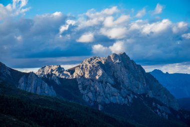 Doğu Tibet, Sichuan, Çin 'deki Kampo Nenang dağına gidiyor.