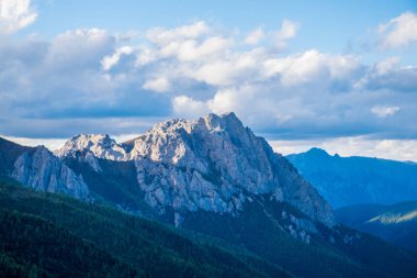 Doğu Tibet, Sichuan, Çin 'deki Kampo Nenang dağına gidiyor.