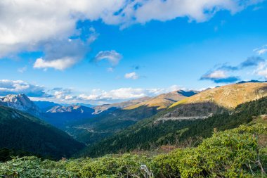 Doğu Tibet, Sichuan, Çin 'deki Kampo Nenang dağına gidiyor.