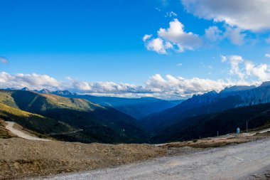 Doğu Tibet, Sichuan, Çin 'deki Kampo Nenang dağına gidiyor.