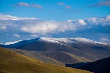Doğu Tibet, Sichuan, Çin 'deki Kampo Nenang dağına gidiyor.
