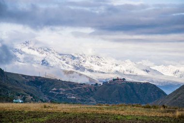 Doğu Tibet, Sichuan, Çin 'deki Kampo Nenang dağına gidiyor.