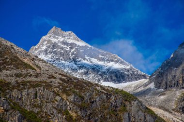 Doğu Tibet, Sichuan, Çin 'deki Kampo Nenang dağına gidiyor.