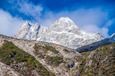 Doğu Tibet, Sichuan, Çin 'deki Kampo Nenang dağına gidiyor.