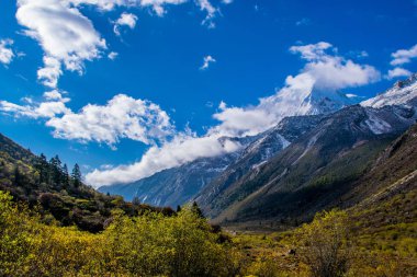 Doğu Tibet, Sichuan, Çin 'deki Kampo Nenang dağına gidiyor.