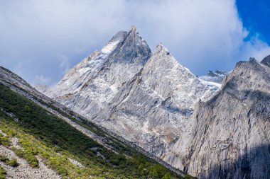 Doğu Tibet, Sichuan, Çin 'deki Kampo Nenang dağına gidiyor.