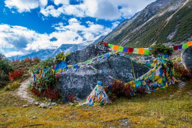 Doğu Tibet, Sichuan, Çin 'deki Kampo Nenang dağına gidiyor.