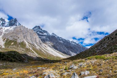 Doğu Tibet, Sichuan, Çin 'deki Kampo Nenang dağına gidiyor.