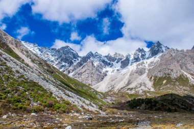 Doğu Tibet, Sichuan, Çin 'deki Kampo Nenang dağına gidiyor.