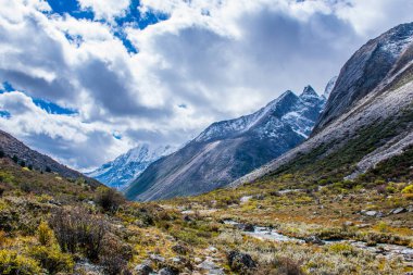 Doğu Tibet, Sichuan, Çin 'deki Kampo Nenang dağına gidiyor.