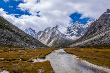 Doğu Tibet, Sichuan, Çin 'deki Kampo Nenang dağına gidiyor.