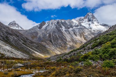 Doğu Tibet, Sichuan, Çin 'deki Kampo Nenang dağına gidiyor.
