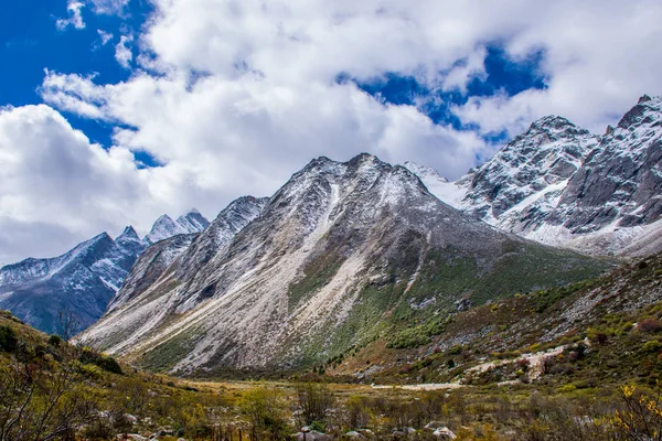 Encosta da montanha com vegetação colorida outono prados de alta altitude  visíveis através das nuvens