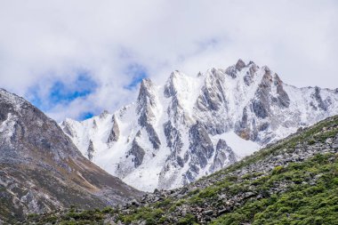 Doğu Tibet, Sichuan, Çin 'deki Kampo Nenang dağına gidiyor.