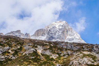Doğu Tibet, Sichuan, Çin 'deki Kampo Nenang dağına gidiyor.
