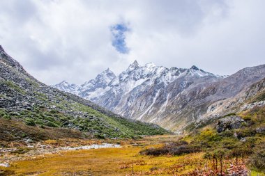 Doğu Tibet, Sichuan, Çin 'deki Kampo Nenang dağına gidiyor.