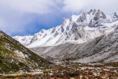 Doğu Tibet, Sichuan, Çin 'deki Kampo Nenang dağına gidiyor.