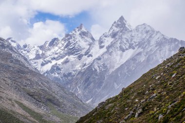 Doğu Tibet, Sichuan, Çin 'deki Kampo Nenang dağına gidiyor.