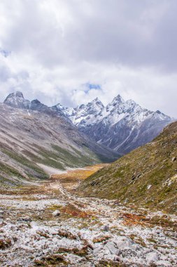 Doğu Tibet, Sichuan, Çin 'deki Kampo Nenang dağına gidiyor.