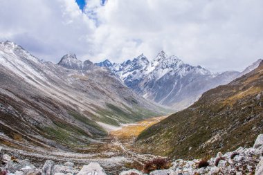 Doğu Tibet, Sichuan, Çin 'deki Kampo Nenang dağına gidiyor.