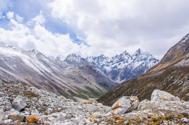 Doğu Tibet, Sichuan, Çin 'deki Kampo Nenang dağına gidiyor.
