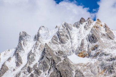 Doğu Tibet, Sichuan, Çin 'deki Kampo Nenang dağına gidiyor.