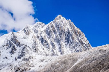 Doğu Tibet, Sichuan, Çin 'deki Kampo Nenang dağına gidiyor.