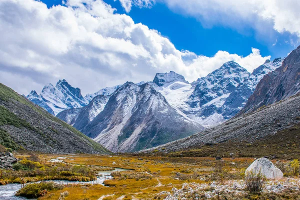 Doğu Tibet, Sichuan, Çin 'deki Kampo Nenang dağına gidiyor.