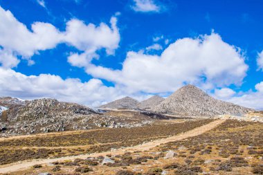 Doğu Tibet, Sichuan, Çin 'deki Kampo Nenang dağına gidiyor.