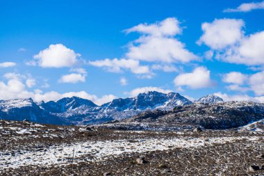 Doğu Tibet, Sichuan, Çin 'deki Kampo Nenang dağına gidiyor.