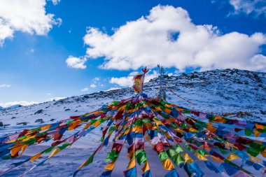 Doğu Tibet, Sichuan, Çin 'deki Kampo Nenang dağına gidiyor.
