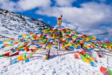 Sichuan, Çin - Ekim 2018: Doğu Tibet 'teki Kampo Nenang dağına seyahat.