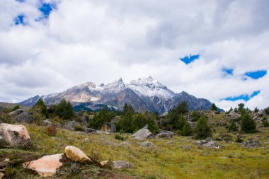 Doğu Tibet, Sichuan, Çin 'deki Kampo Nenang dağına gidiyor.