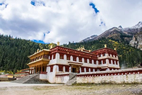 Templo Perto Kampo Nenang Montanha Tibete Oriental Sichuan China — Fotografia de Stock