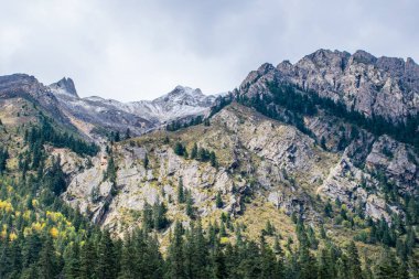 Doğu Tibet, Sichuan, Çin 'deki Kampo Nenang dağına gidiyor.