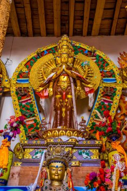 Doğu Tibet 'teki Kampo Nenang Dağı yakınlarındaki tapınak, Sichuan, Çin