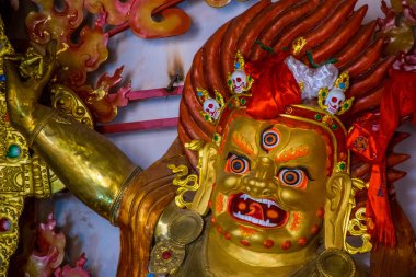 Doğu Tibet 'teki Kampo Nenang Dağı yakınlarındaki tapınak, Sichuan, Çin