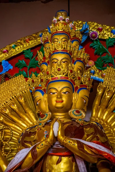 Doğu Tibet 'teki Kampo Nenang Dağı yakınlarındaki tapınak, Sichuan, Çin