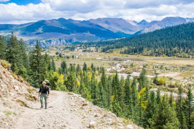 Sichuan, Çin - Ekim 2018: Doğu Tibet 'teki Kampo Nenang dağına seyahat.