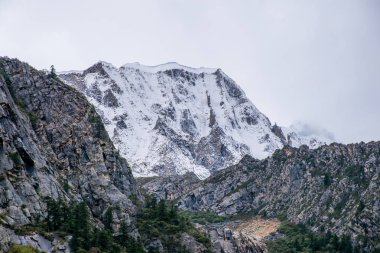 Doğu Tibet, Sichuan, Çin 'deki Kampo Nenang dağına gidiyor.
