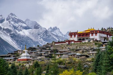 Doğu Tibet 'teki Kampo Nenang Dağı, Sichuan, Çin