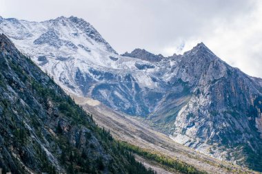 Doğu Tibet, Sichuan, Çin 'deki Kampo Nenang dağına gidiyor.