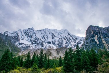 Doğu Tibet, Sichuan, Çin 'deki Kampo Nenang dağına gidiyor.