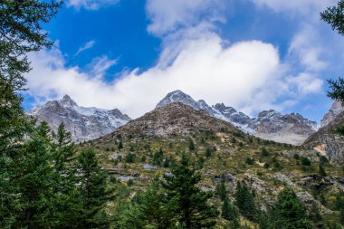 Doğu Tibet, Sichuan, Çin 'deki Kampo Nenang dağına gidiyor.