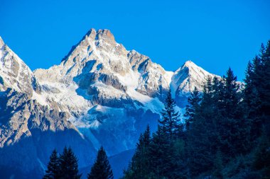 Doğu Tibet, Sichuan, Çin 'deki Kampo Nenang dağına gidiyor.