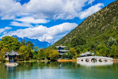 Lijiang bölgesinin geleneksel mimarisi ve doğası, Yunnan, Çin