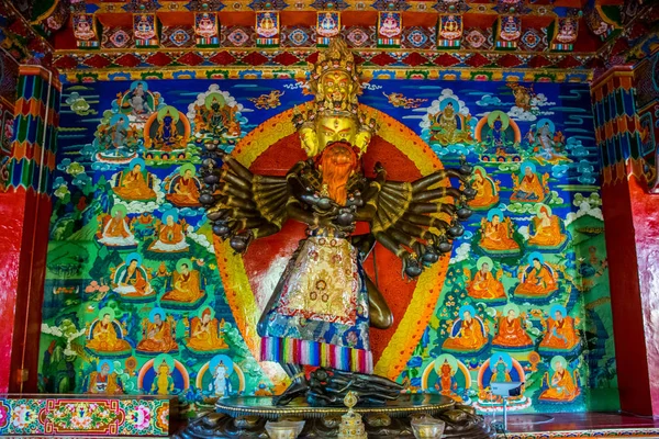 西藏东部黎塘寺庙内部 中国四川 — 图库照片