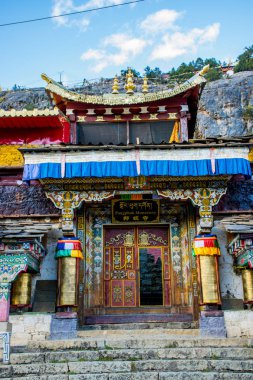 Litang County, Garze Tibet Özerk İli Padma Drukpa İlaç Dje Tibet manastırı etrafında geleneksel taş evler ile Tibet köyü. Sichuan, Çin